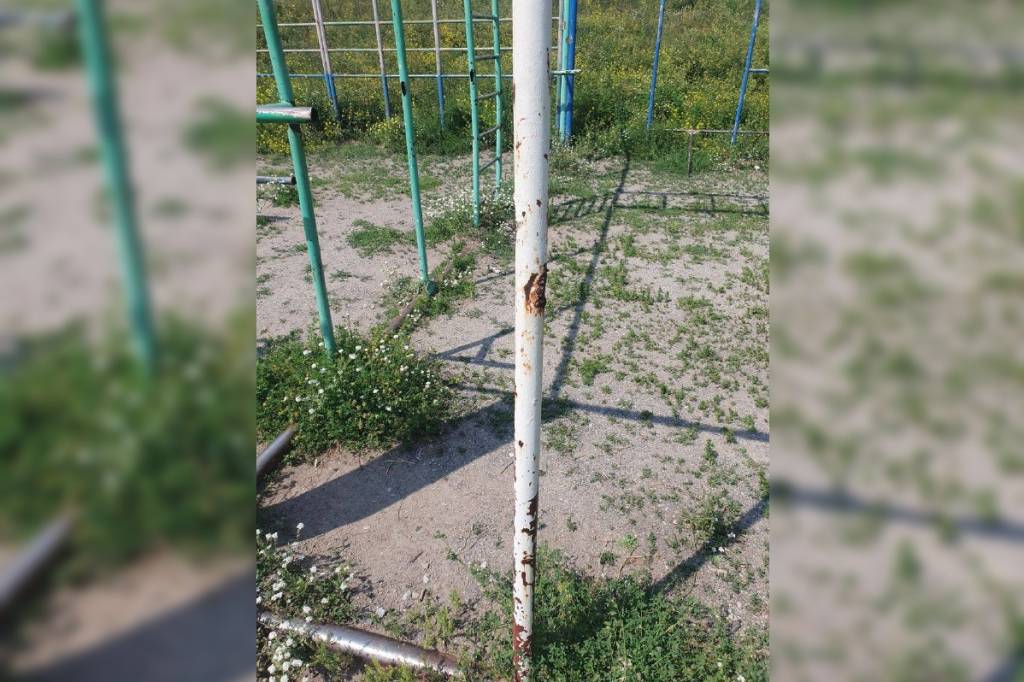 В Новосибирске в школе демонтировали опасную спортплощадку