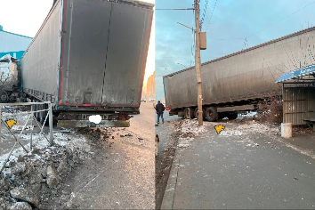 Фура влетела в ограждение на остановке в Новосибирске