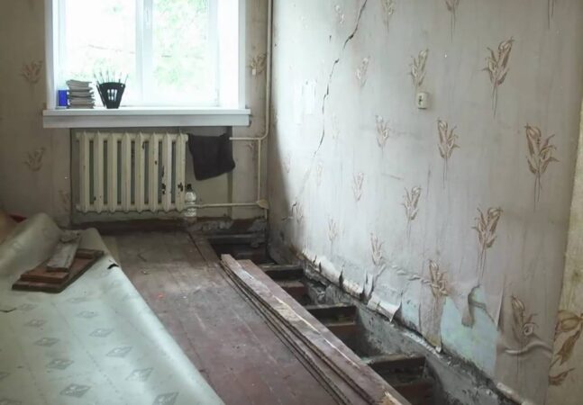 В Новосибирске на глазах жильцов разрушается еще одна 5-этажка