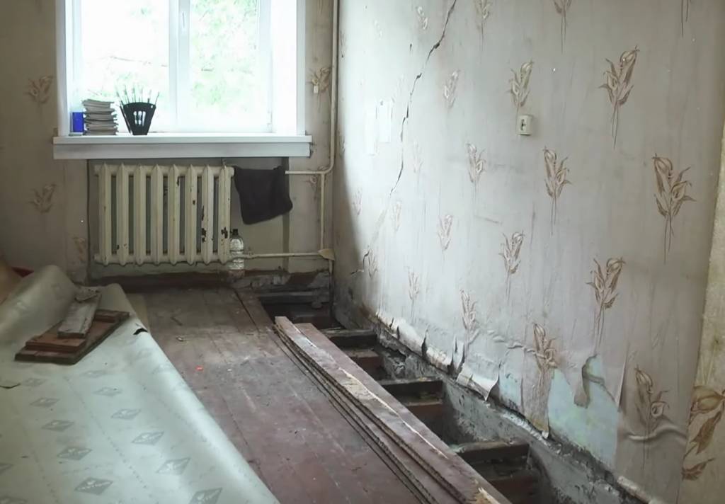 В Новосибирске на глазах жильцов разрушается еще одна 5-этажка