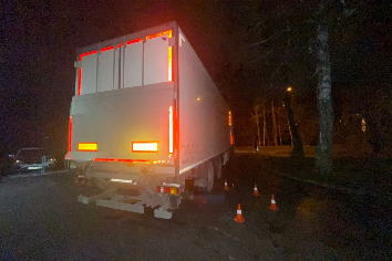 Мужчина скончался под колесами фуры в Новосибирске