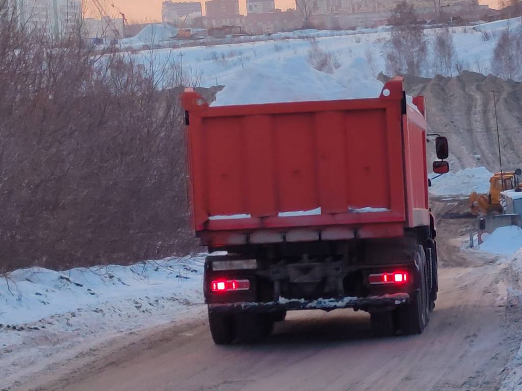 Жители Новосибирска страдают от отключений света из-за грузовиков со снегом
