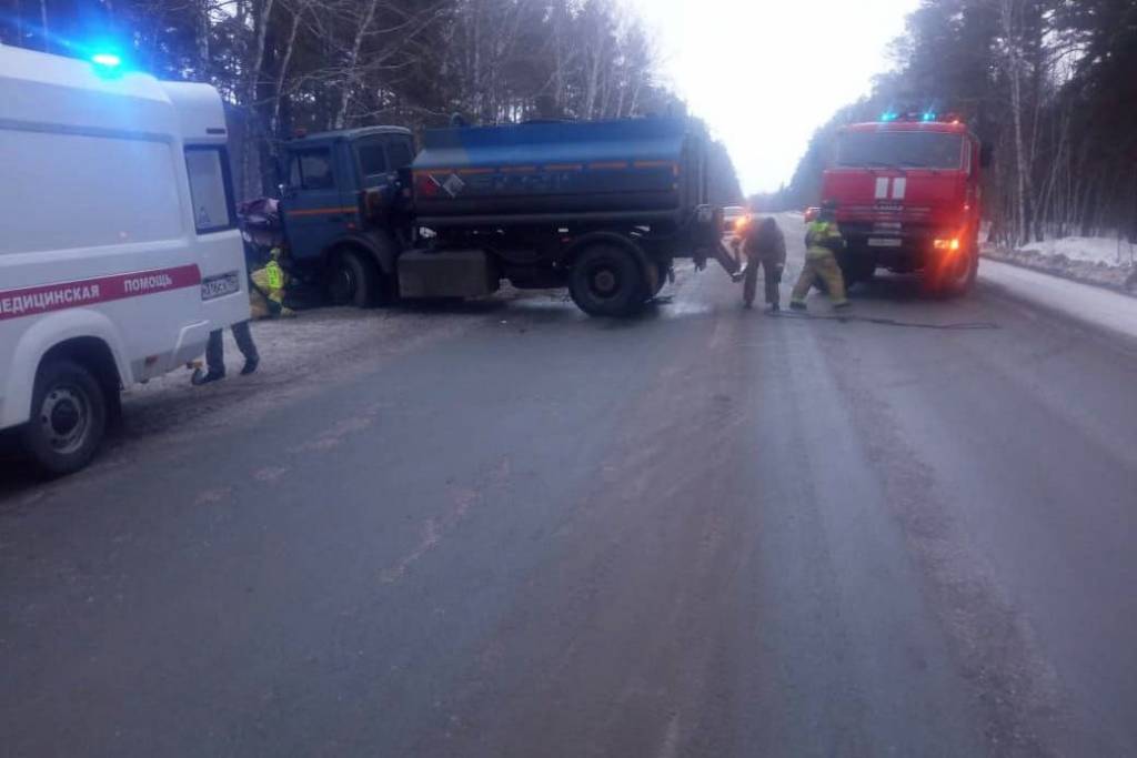 В Новосибирской области произошла жёсткое ДТП с участием легковушки и бензовоза