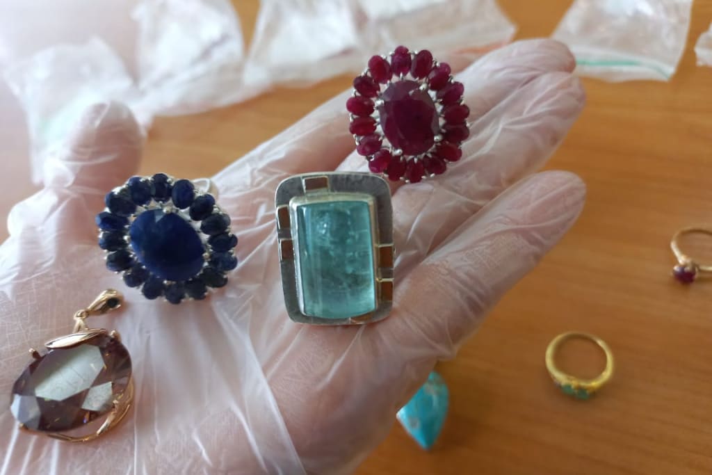 В Новосибирске таможенники изъяли почти 40 отправленных в Китай ювелирных украшений