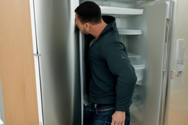 В Новосибирске мужчина украл из чужой квартиры два холодильника и лестницу