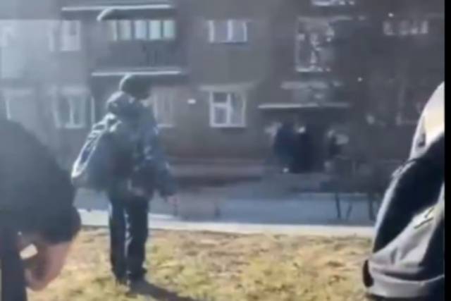 В Новосибирске мужчина открыл стрельбу у лицея №136