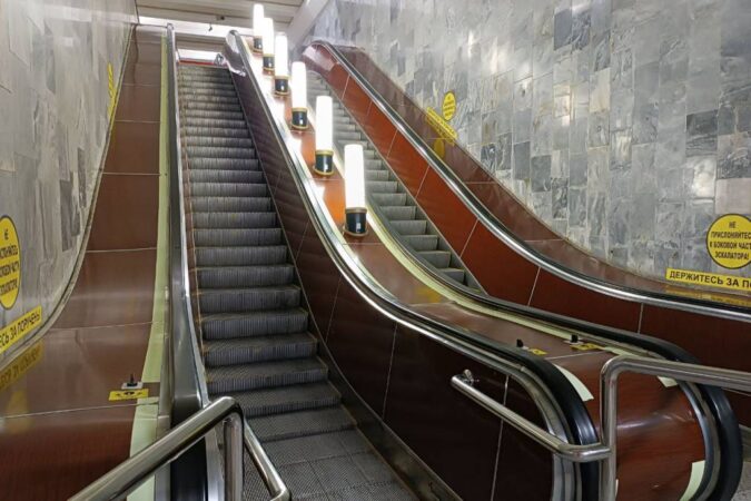 На «Речном вокзале» Новосибирска ремонтируют эскалатор