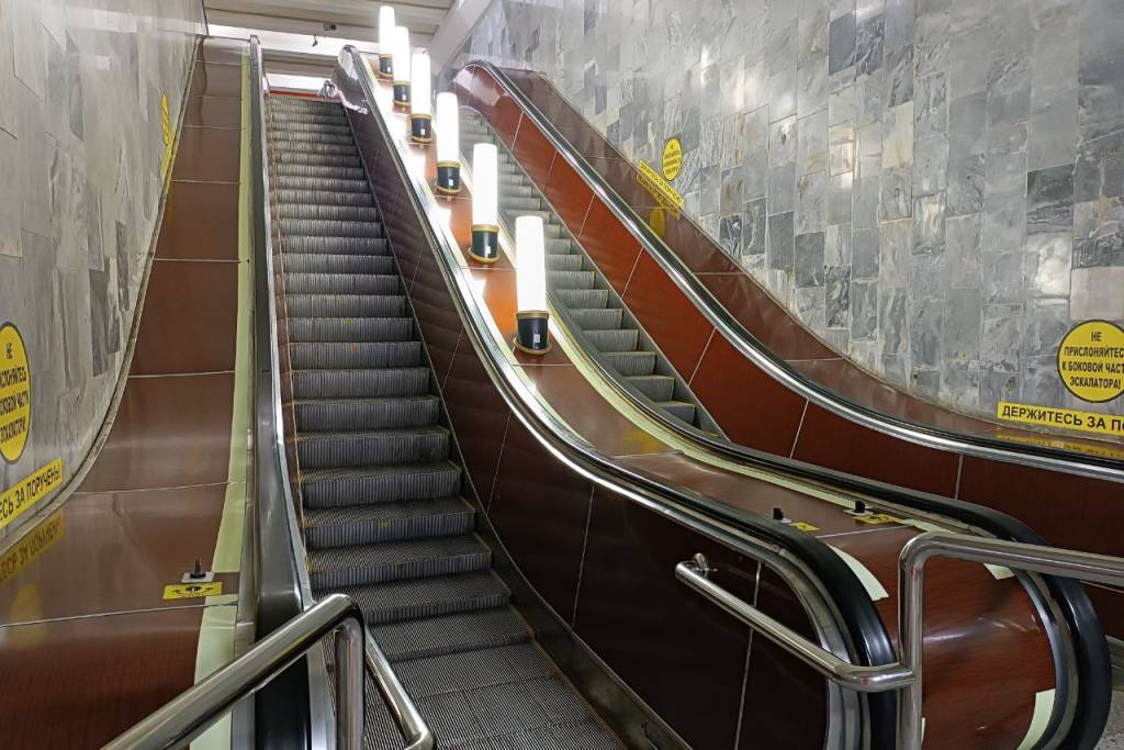 На «Речном вокзале» Новосибирска ремонтируют эскалатор