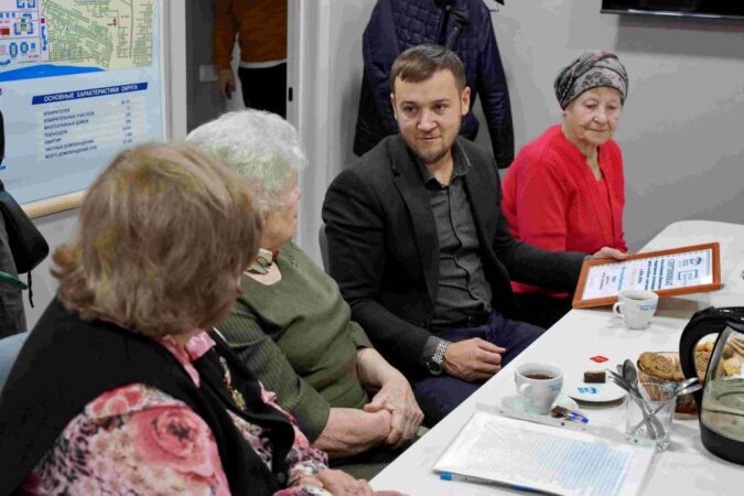 В Новосибирске депутат Титаренко в День добра вручил подарок общественникам из числа детей погибших участников ВОВ