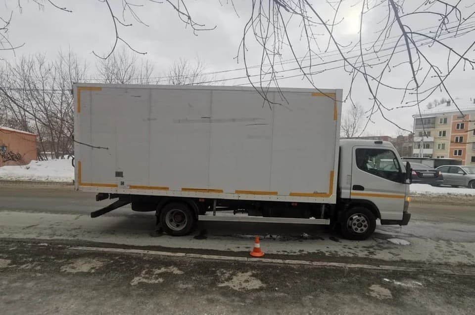 7-летний мальчик пострадал под колёсами большегруза в Новосибирске