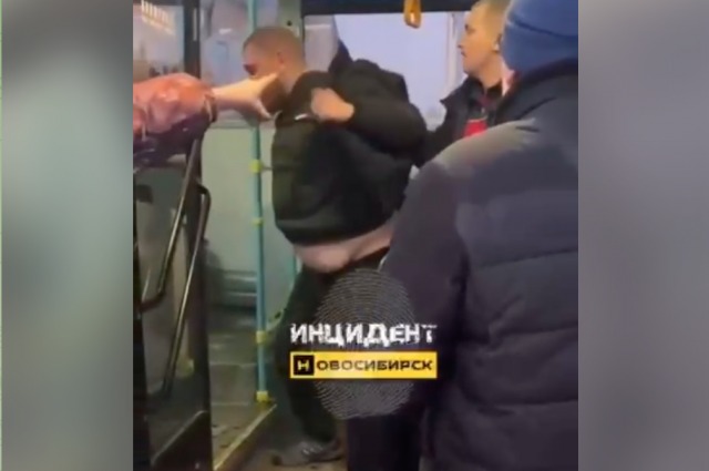 В Новосибирске водитель и кондуктор автобуса №18 разбили лицо мужчине