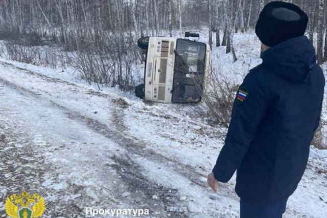 Под Новосибирском перевернулся пассажирский автобус