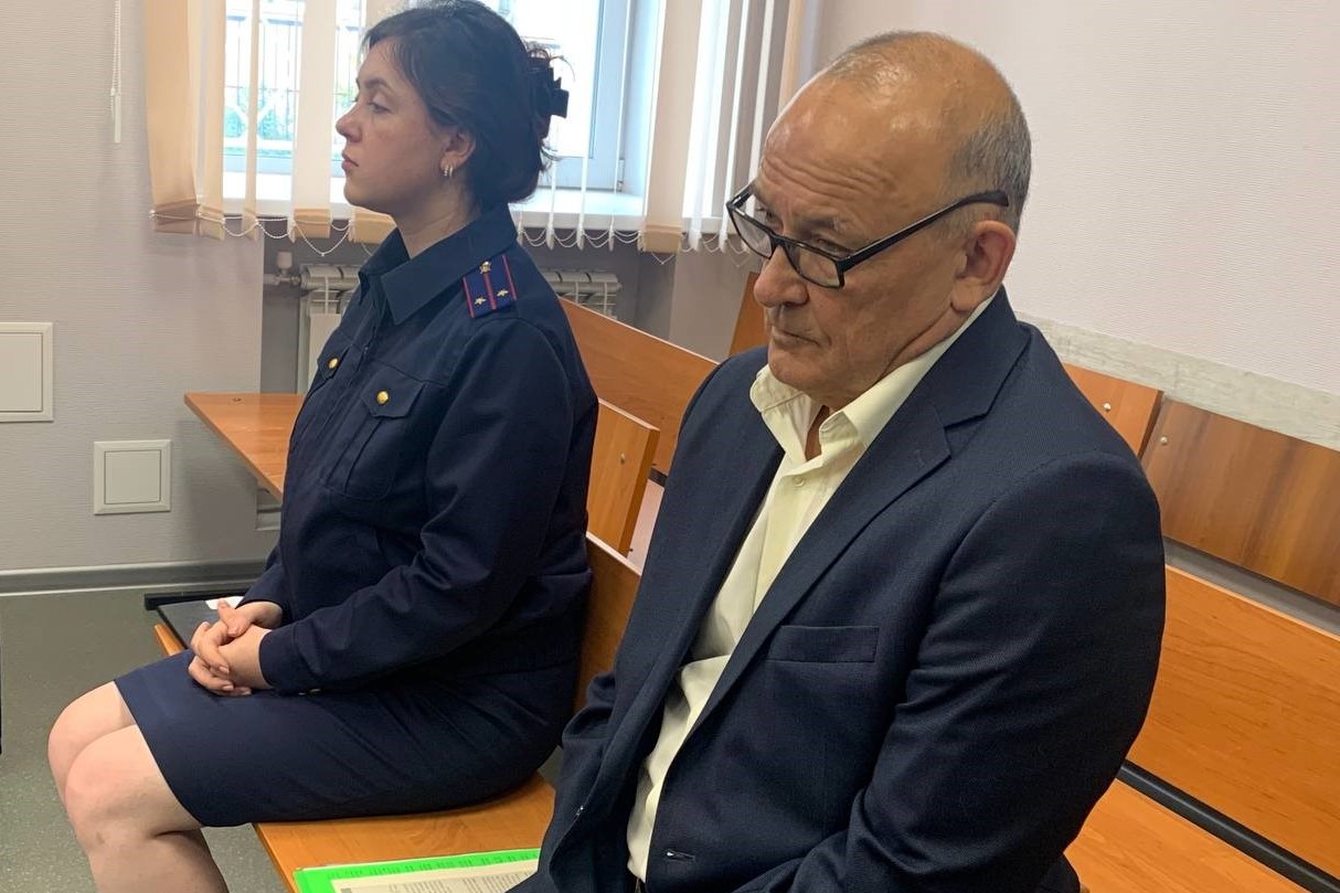 Новосибирского чиновника отстранили от работы за снос забора