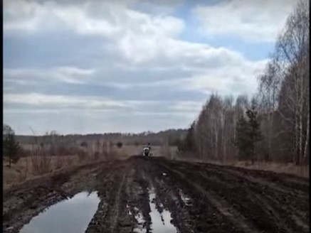 Под Новосибирском жители четырех деревень отрезаны от мира из-за размытой дороги