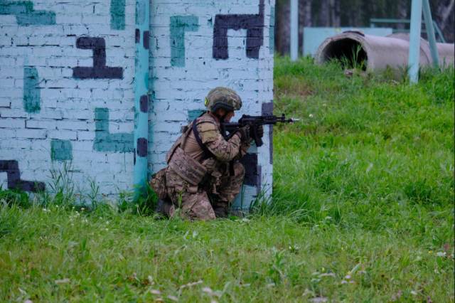 В центре «Звезда» новосибирцы проходят военную подготовку в условиях приближенных к боевым