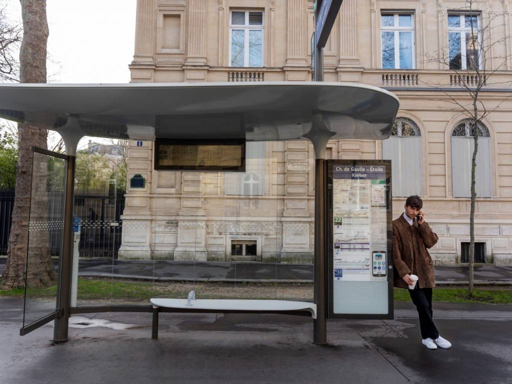 В Новосибирске больше 200 остановок оборудуют навесами