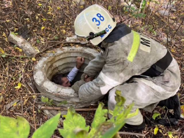 Житель Новосибирска ночью провалился в колодец с водой на Волховской