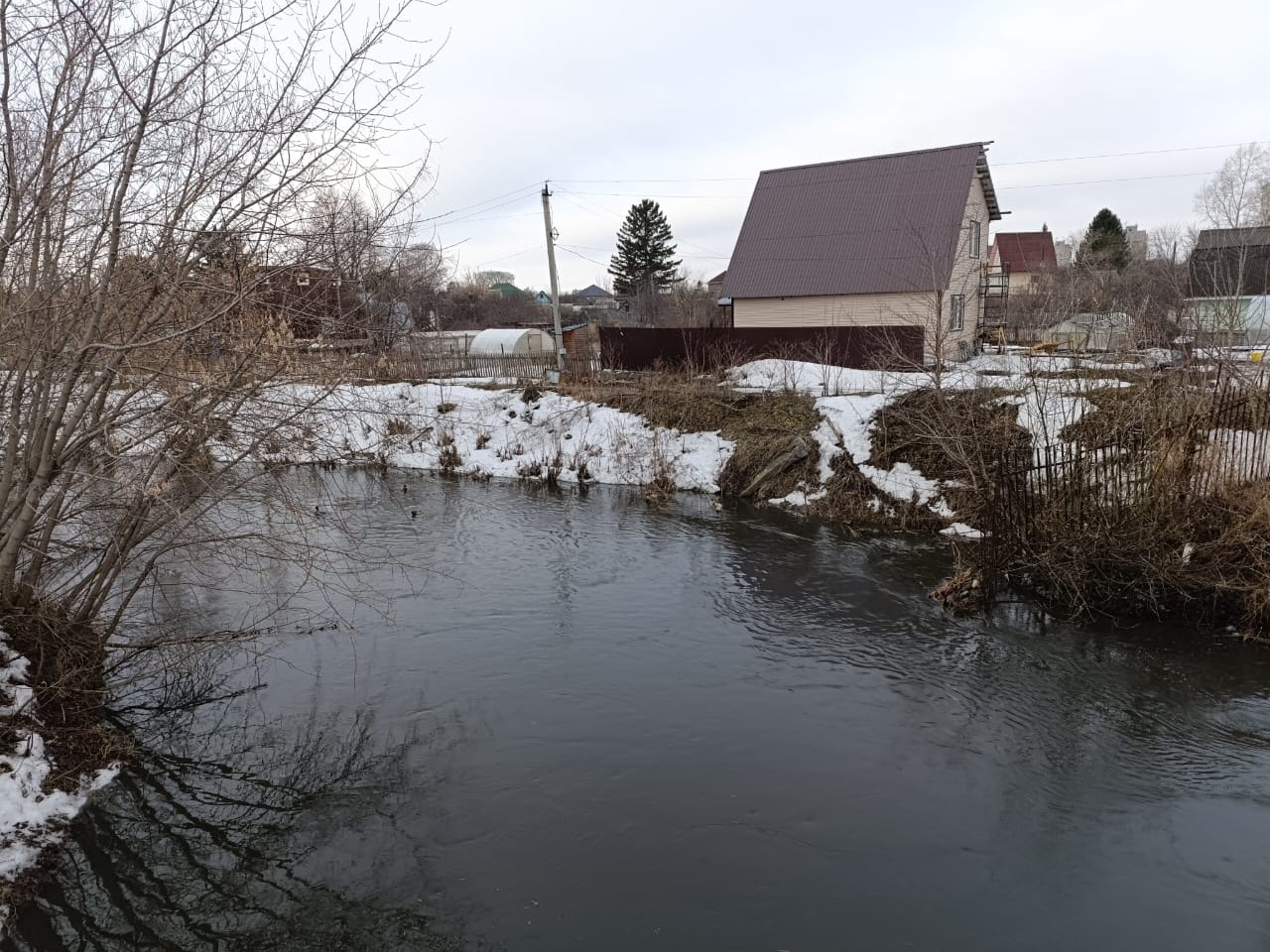 В Новосибирске улица частного сектора уходит под воду