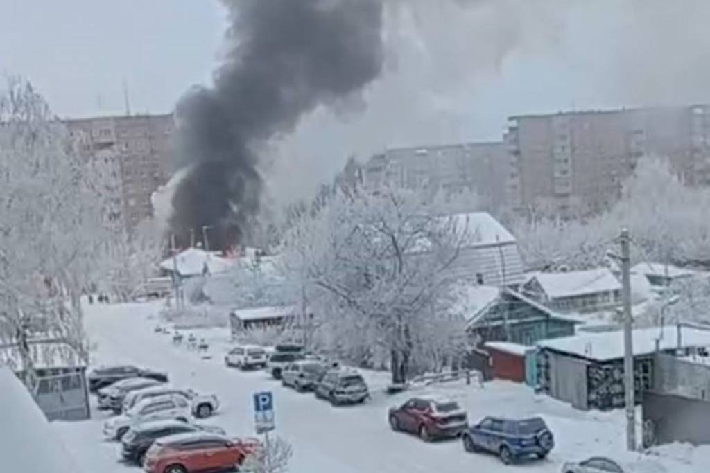 В Новосибирске загорелся частный дом на Тургенева