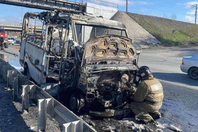 В Новосибирске прокуратура заинтересовалась сгоревшей дотла маршруткой