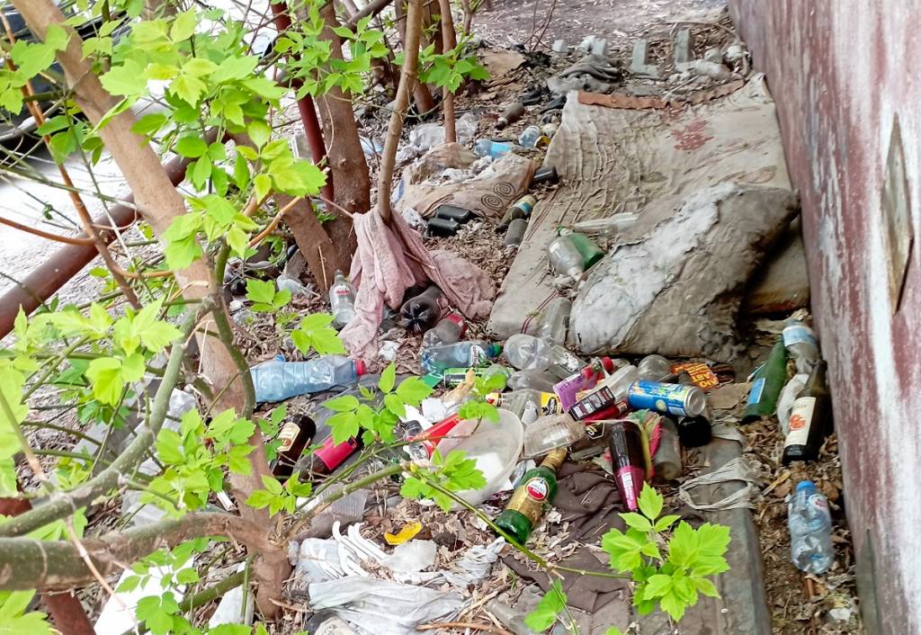 «Свалка и ночлежка бомжей»: в центре Новосибирска между домами выросли горы мусора и поселились бездомные