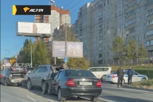 Массовое ДТП случилось в Новосибирске на улице Ватутина