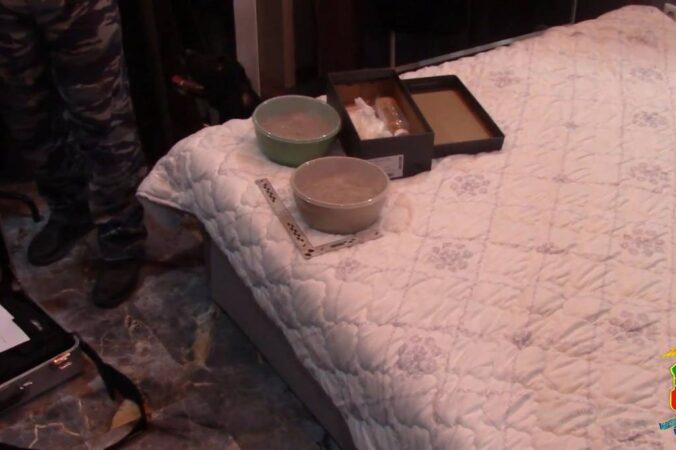 В Новосибирске полицейские изъяли у мигранта крупную партию героина