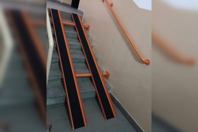 В Новосибирске прокуратура добилась установки пандуса для детей-инвалидов