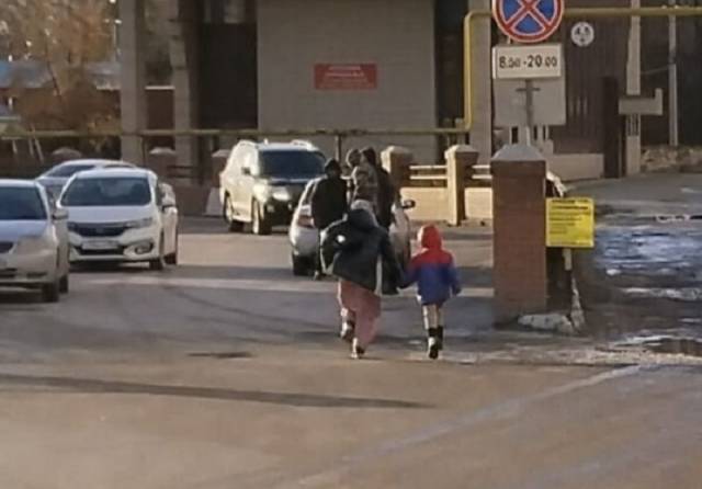 В Новосибирске семью мигрантов выдворили из страны из-за запугавших микрорайон детей