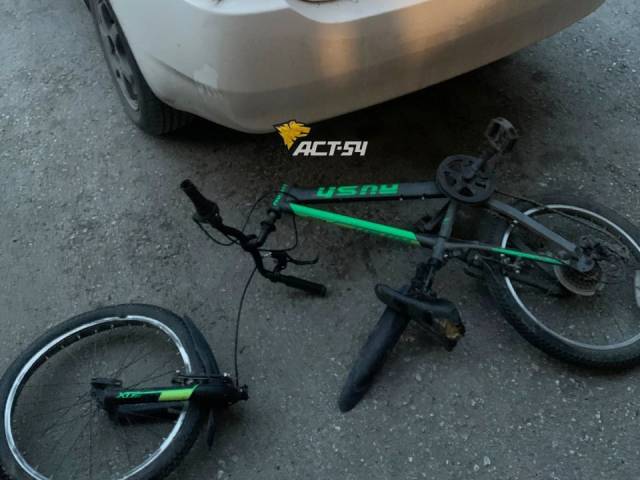 В Новосибирске на улице Зорге неадекват выбросил с балкона велосипед и повредил машину