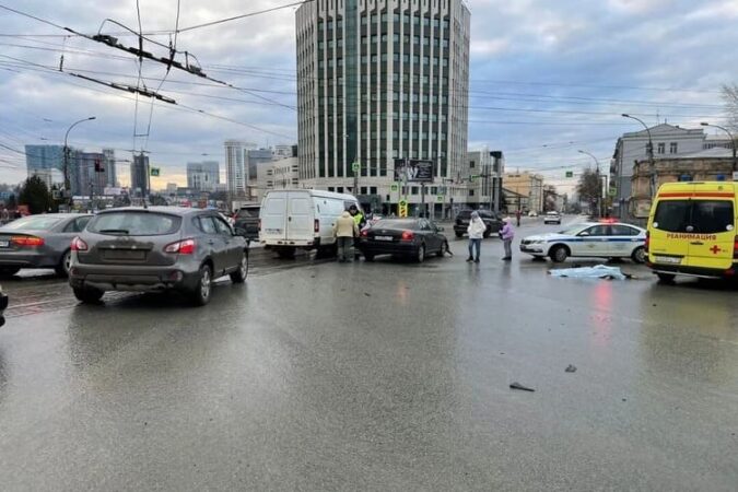 В центре Новосибирска неустановленный водитель насмерть сбил женщину
