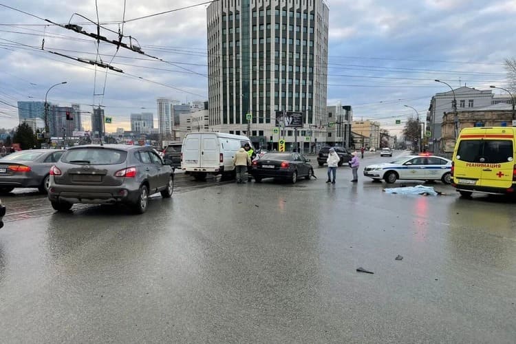 В центре Новосибирска неустановленный водитель насмерть сбил женщину