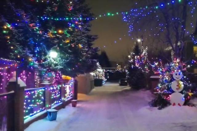 Жители новосибирского Шлюза превращают свою улицу в новогоднюю сказку