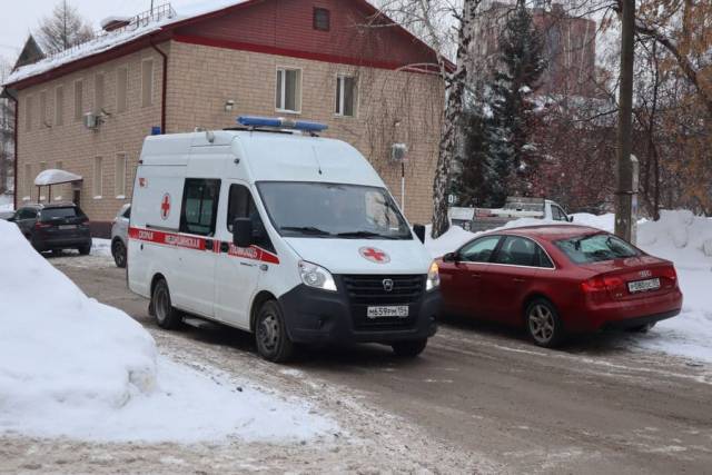 В Новосибирске при падении из окна погибла 36-летняя женщина