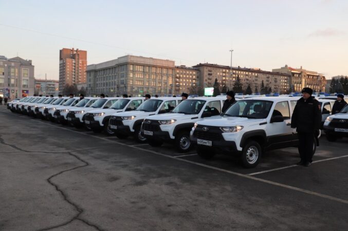 Новосибирским полицейским вручили 62 новых автомобиля