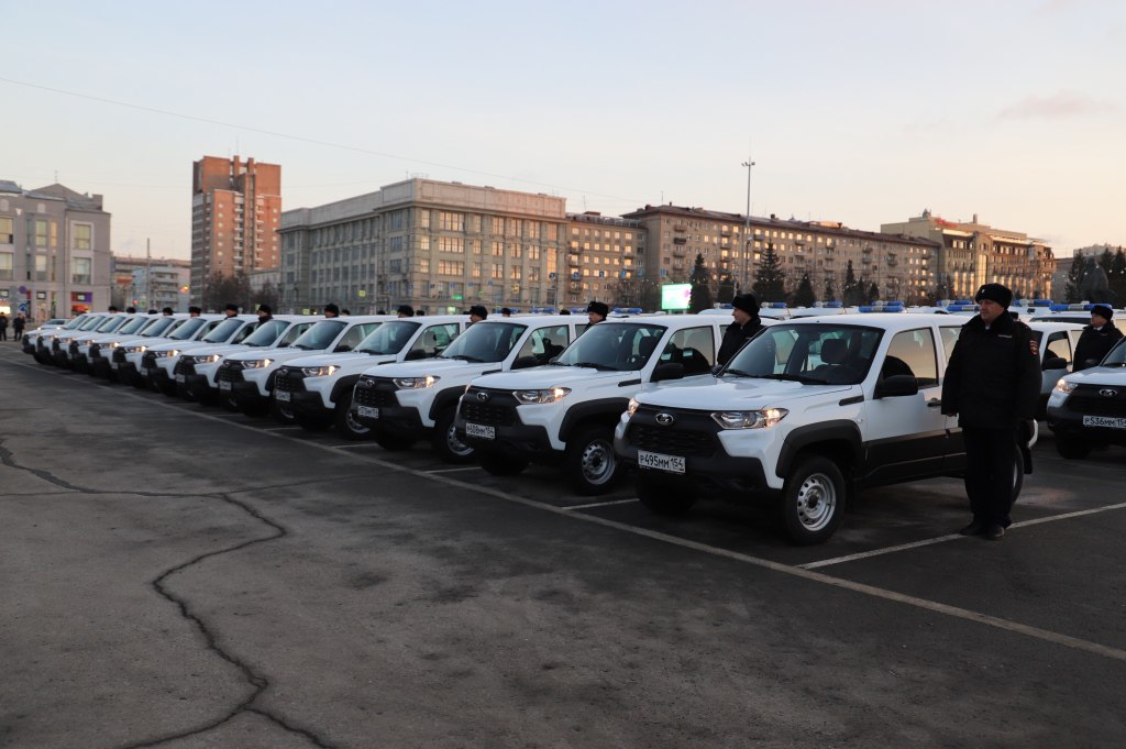 Новосибирским полицейским вручили 62 новых автомобиля