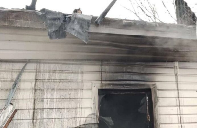 Новосибирец спас из горящего дома четверых подростков