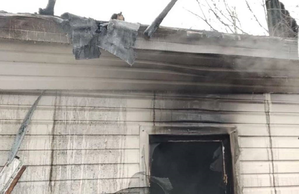 Новосибирец спас из горящего дома четверых подростков