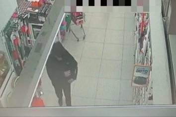 Нелепая попытка кражи в Новосибирске попала на видео