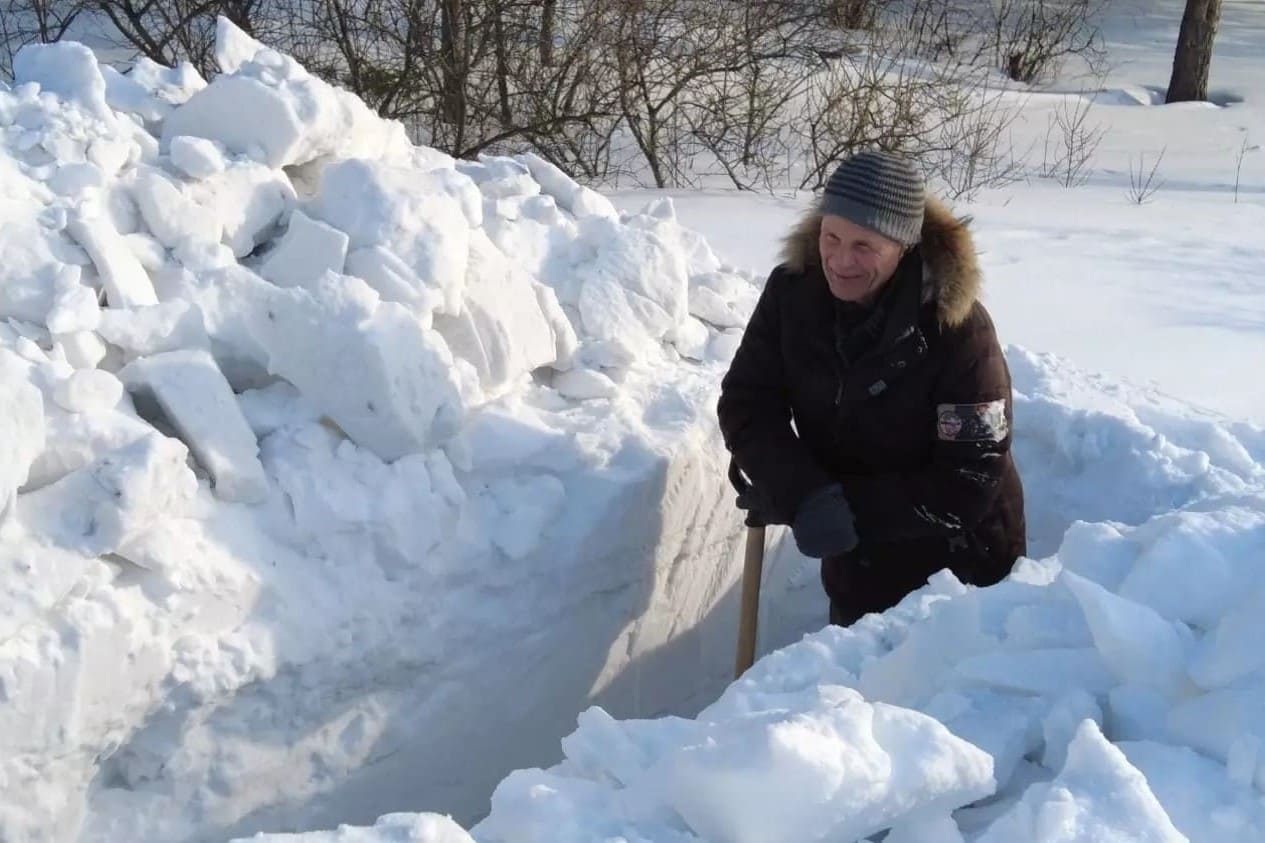 Житель Новосибирска 10 лет подряд возводит снежную башню на пляже Академгородка