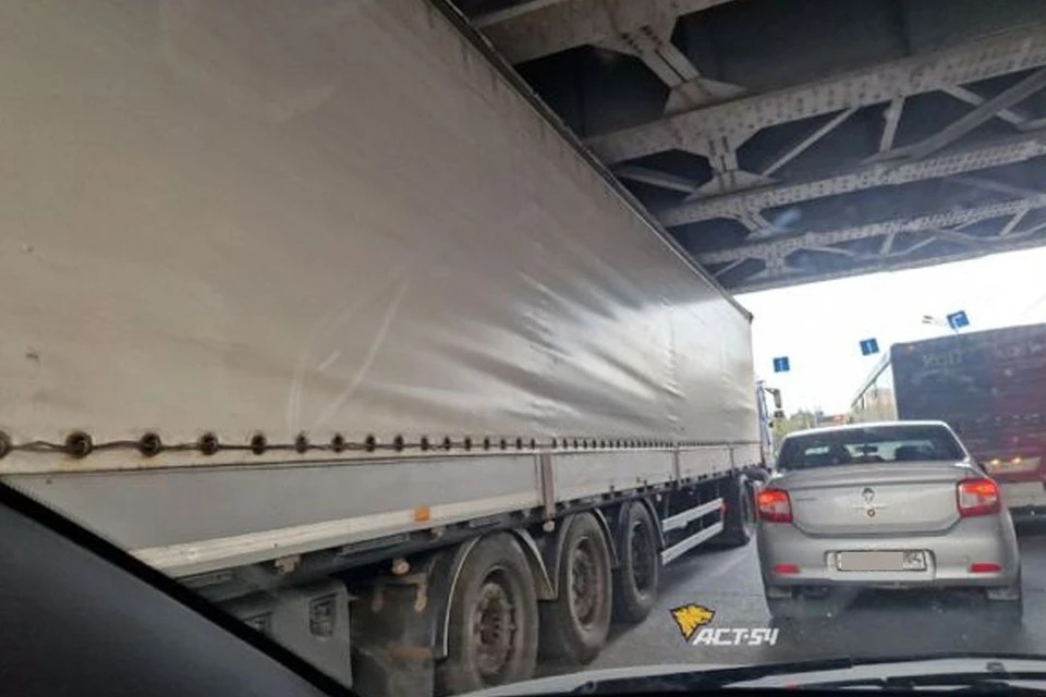 В Новосибирске грузовик застрял под железнодорожным мостом