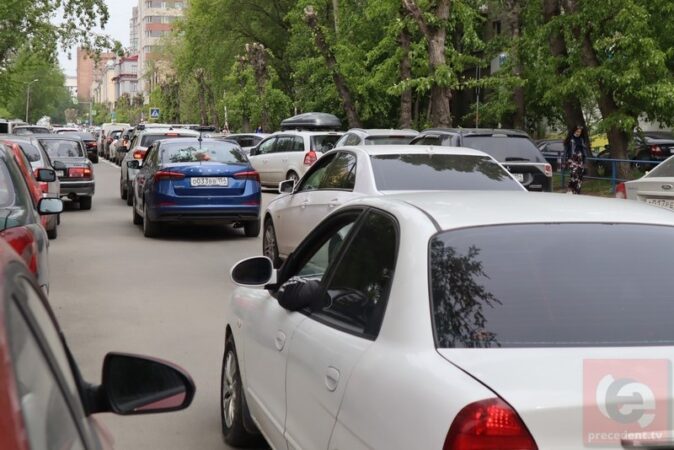 Перед матчем открытия около нового ЛДС в Новосибирске образовалась пробка