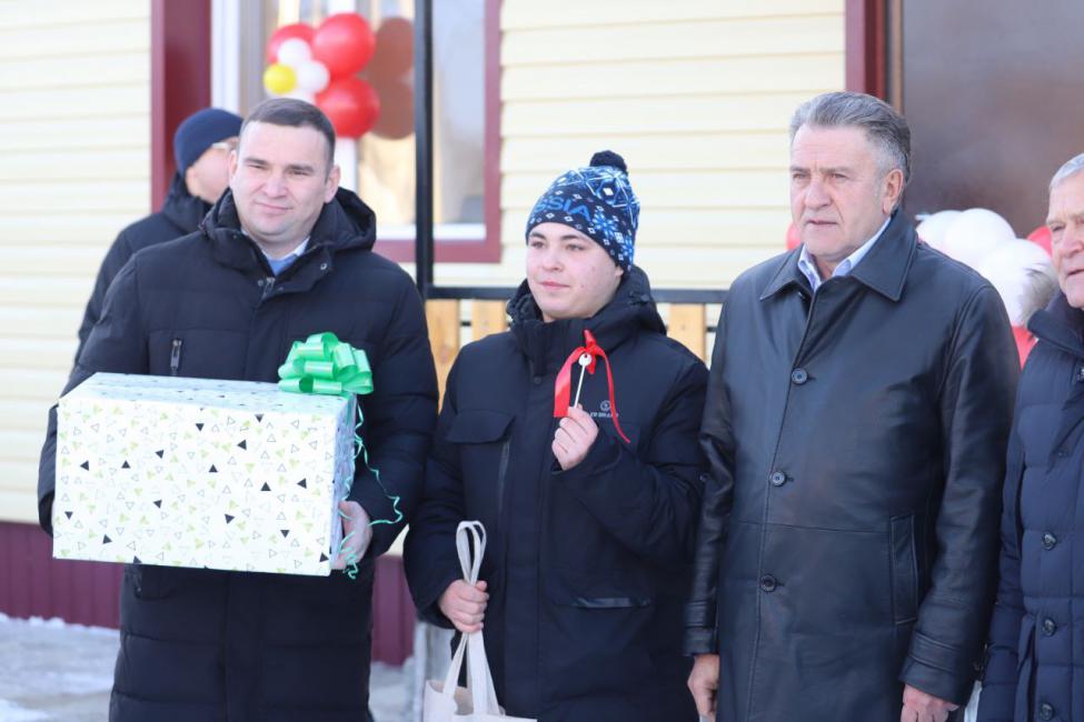 В Новосибирской области дети-сироты получили ключи от новых квартир