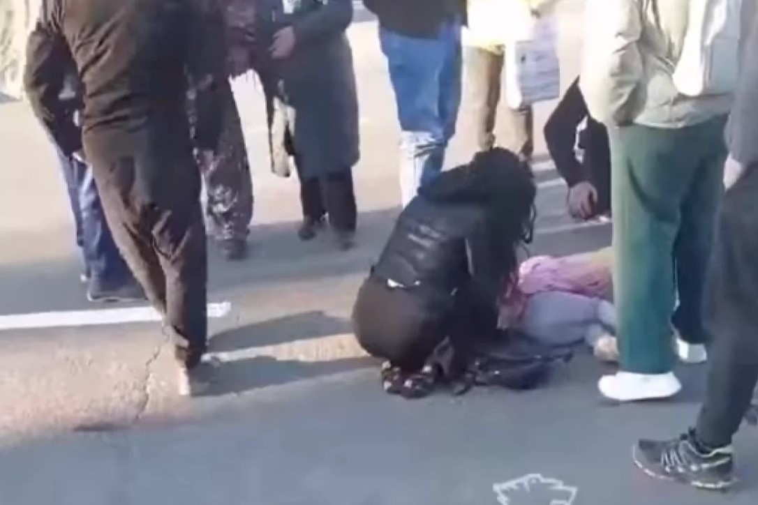 В Новосибирске девочку с самокатом сбили на пешеходном переходе