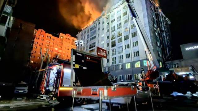 В Новосибирске загорелась крыша высотки на площади 900 квадратных метров