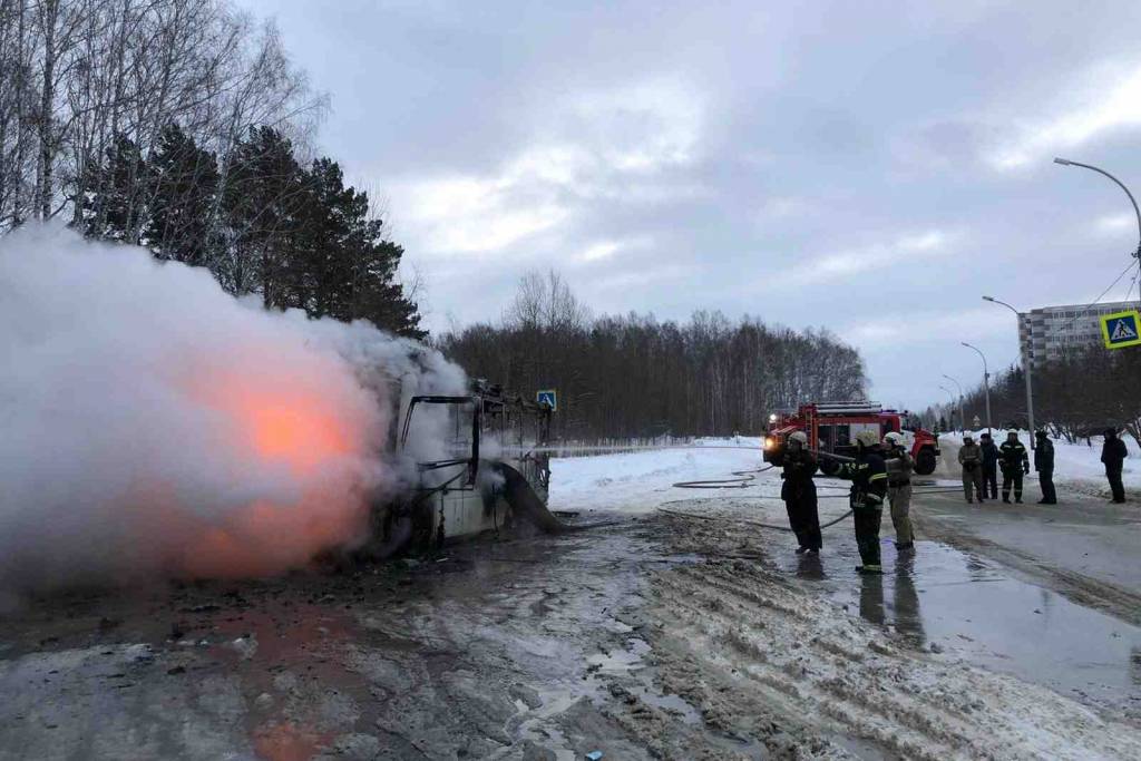 В Новосибирске сгорел пассажирский автобус в Нижней Ельцовке