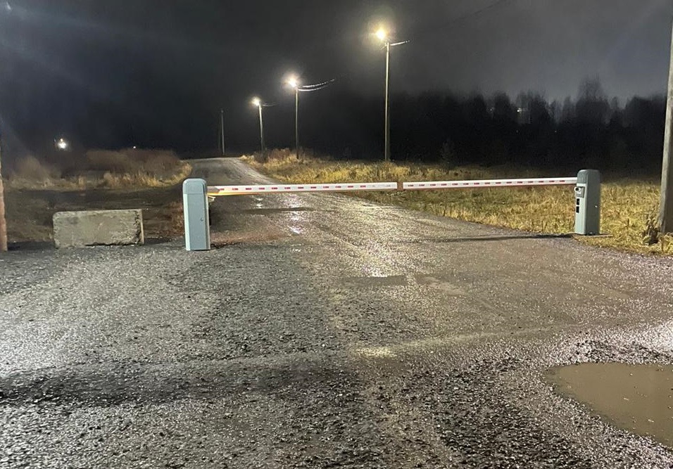 Жители поселка под Новосибирском возмущены установкой шлагбаума на подъезде к их домам
