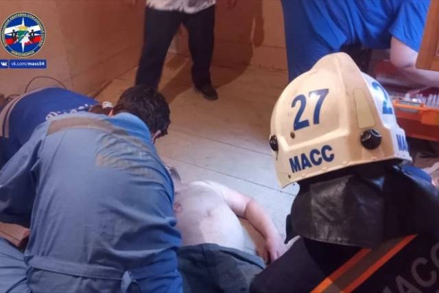 В Новосибирске спасатели достали 49-летнего мужчину без сознания из погреба