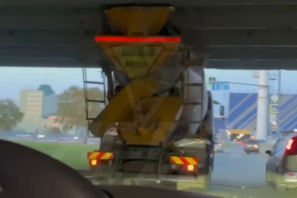 В Новосибирске бетономешалка застряла под эстакадой на левом берегу