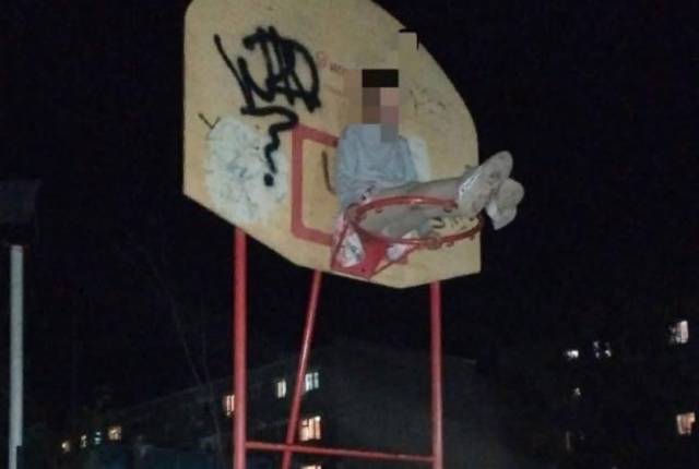 В Новосибирске девочка-мяч застряла в баскетбольном кольце